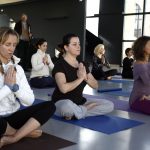 Yoga ormonale contro ansia, stress e rughe: Dinah Rodrigues ha 92 anni, ma ne dimostra 30 in meno