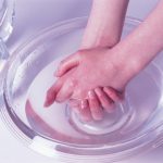Anche in casa, è indispensabile lavarsi le mani ogni volta che si toccano alcune cose