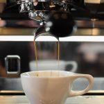 Sale nel caffè, questa strana abitudine è sempre più diffusa: cosa succede quando lo beviamo