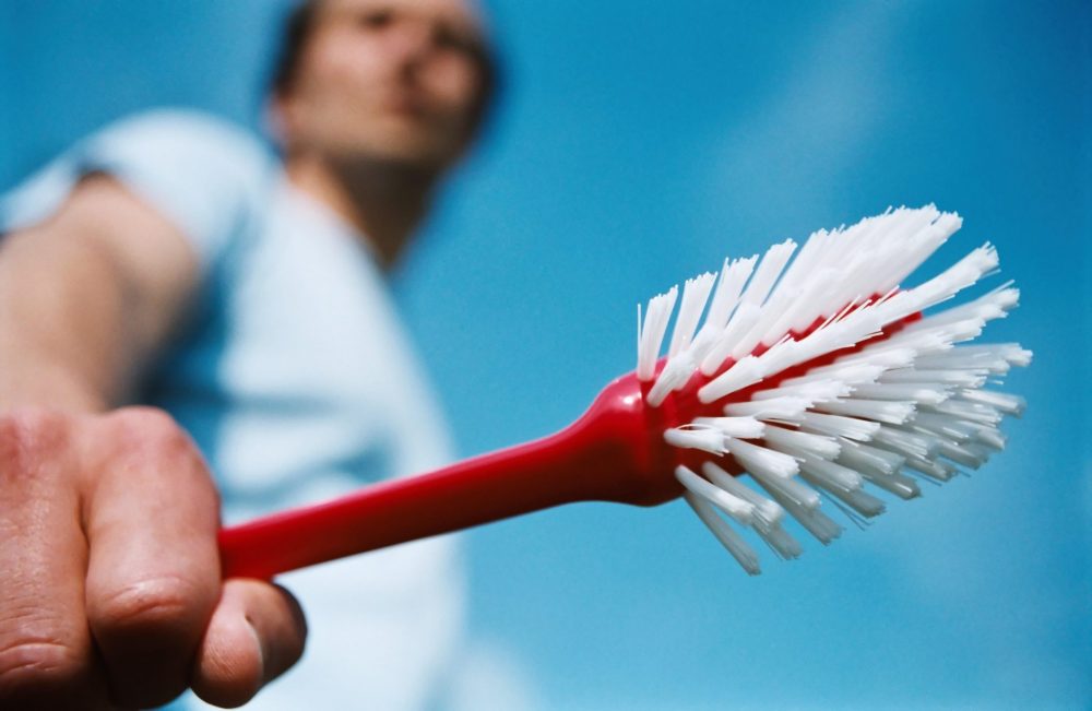 uomini felici con pulizie di casa