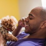 Paziente malato riabbraccia il cane e le sue condizioni migliorano subito: i benefici degli animali contro il cancro