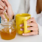 Blogger beve acqua, miele e limone per un anno e la sua vita cambia radicalmente: gli effetti