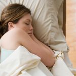 Dormi più di 9 ore a notte? Il grave rischio che corri per la salute, la scoperta cinese