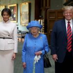 Trump dalla Regina Elisabetta, gaffe a non finire: l’occhiataccia di Sua Maestà quando saluta prima Camilla