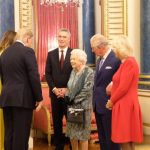 Trump dalla Regina Elisabetta, gaffe a non finire: l’occhiataccia di Sua Maestà quando saluta prima Camilla