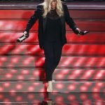 Sanremo 2020, Mara Venier senza scarpe: è show