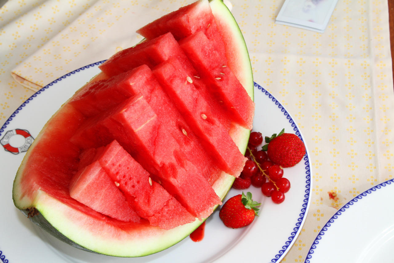 График арбуз. Арбуз лодочкой как нарезать. Summer Watermelon. Арбуз в разрезе фото красивое. Watermelon Slice.