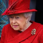 Regina Elisabetta, perché ha il bastone per camminare?