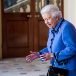 Regina Elisabetta, la mano blu spaventa i sudditi: sta male?