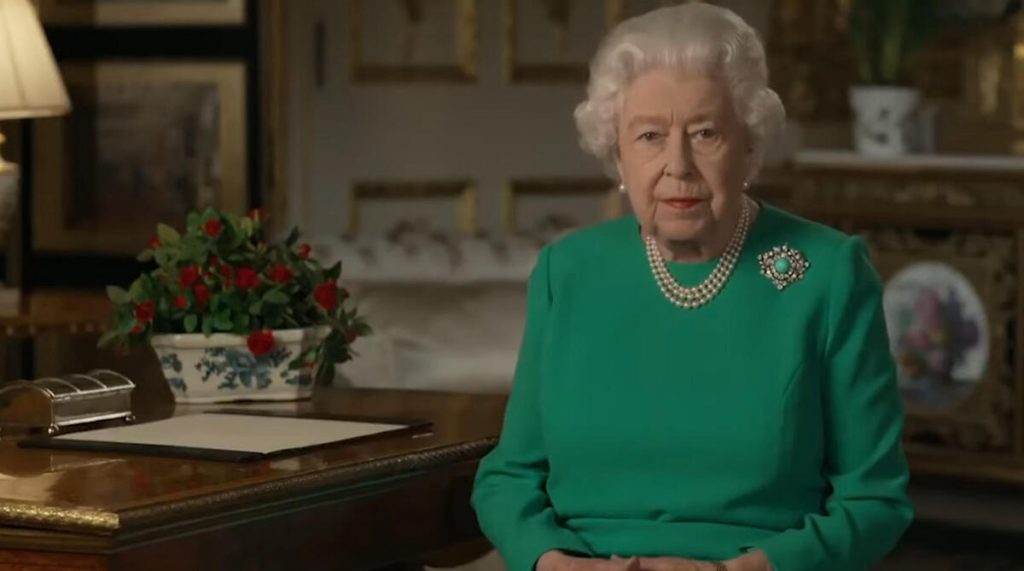 Regina Elisabetta: cosa porterà con sé nella tomba? L’omaggio a Harry