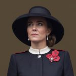Kate Middleton provata dal lutto, il gesto in pubblico non lascia dubbi